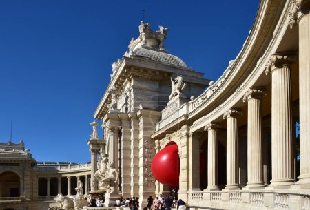 Téléchargez les photos : FRANCE, Marseille : Cette photo prise le 19 septembre 2015 à Marseille, montre une boule rouge entre les colonnes du Palais de Longchamp. Le projet RedBall de l'artiste new-yorkais Kurt Perschke s'est arrêté à Marseille du 19 au 25 septembre 2015. - en image libre de droit