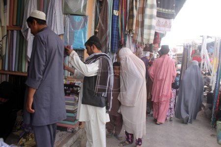 Téléchargez les photos : Afghanistan, Kandahar : La foule fait du shopping à Charso Bazaar pour l'Aïd le 22 septembre 2015. - en image libre de droit