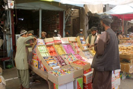 Foto de Afganistán, Kandahar: La multitud está de compras en Charso Bazaar para Eid el 22 de septiembre de 2015. - Imagen libre de derechos