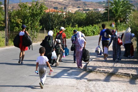 Téléchargez les photos : GRÈCE, Lesbos : réfugiés et migrants arrivent en bateau surpeuplé sur une plage de l'île grecque de Lesbos le 6 décembre 2015. Beaucoup de bateaux et de radeaux continuent à faire le voyage de la Turquie à la Grèce chaque jour - en image libre de droit