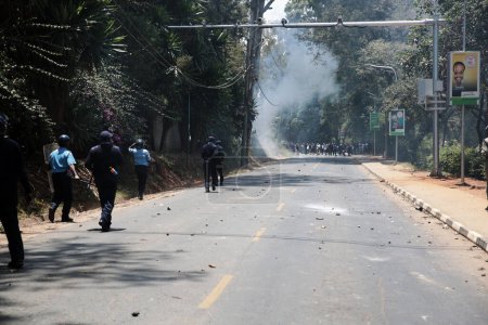 Foto de KENYA, Nairobi: estallan enfrentamientos en Nairobi, Kenia, el 22 de septiembre de 2015, después de que funcionarios de la policía intentaron dispersar por la fuerza a estudiantes universitarios que protestaban por el retraso en el desembolso de préstamos gubernamentales a través de la Junta de Aprendizaje de Educación Superior (HELB)). - Imagen libre de derechos