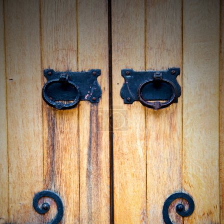 Foto de Puerta de latón oxidado perillas de cerca - Imagen libre de derechos