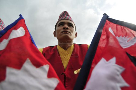 Foto de NEPAL, Katmandú: Los artistas intérpretes o ejecutantes asisten a celebraciones en Katmandú, Nepal, el 21 de septiembre de 2015, un día después de que el gobierno dio a conocer la primera constitución democrática del país. - Imagen libre de derechos