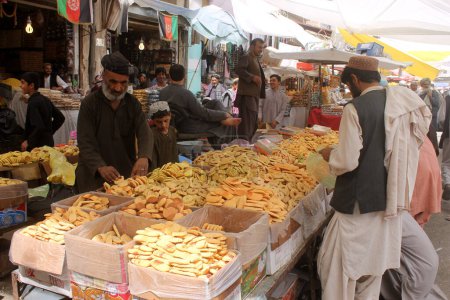Téléchargez les photos : Afghanistan, Kandahar : La foule fait du shopping à Charso Bazaar pour l'Aïd le 22 septembre 2015. - en image libre de droit