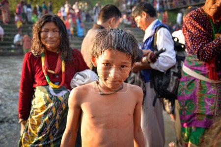 Téléchargez les photos : NEPAL, Nuwakot : Santosh Shrestha, un garçon de 10 ans originaire d'Okharpauwa, dans le district de Nuwakot, effectue un rituel religieux à Bagamti River Bank pendant la fête des pères, le 13 septembre 2015. - en image libre de droit