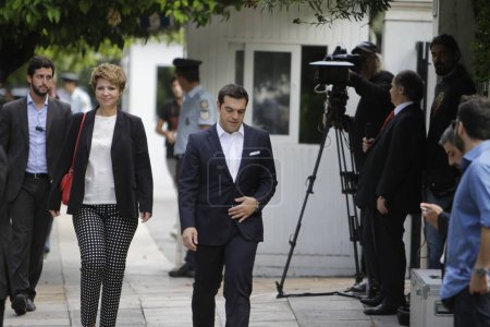 Foto de GRECIA, Atenas: Ministros del Gobierno griego abandonan la Mansión Presidencial tras la ceremonia de juramentación en Atenas, Grecia, el 23 de septiembre de 2015. - Imagen libre de derechos