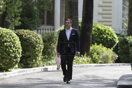 Téléchargez les photos : GRÈCE, Athènes : Les ministres du gouvernement grec quittent le manoir présidentiel après la cérémonie d'assermentation à Athènes, en Grèce, le 23 septembre 2015. - en image libre de droit