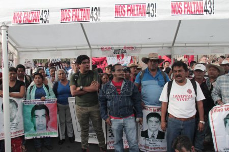 Téléchargez les photos : MEXIQUE, Mexico : Les pères et les parents des 43 étudiants disparus d'Ayotzinapa arrivent sur la place Zocalo à Mexico le 23 septembre 2015. - en image libre de droit