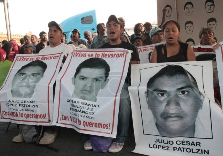 Téléchargez les photos : MEXIQUE, Mexico : Les pères et les parents des 43 étudiants disparus d'Ayotzinapa arrivent sur la place Zocalo à Mexico le 23 septembre 2015. - en image libre de droit