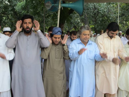 Téléchargez les photos : Pakistan, Peshawar : les musulmans célèbrent l'Aïd al-Adha en offrant des prières dans une mosquée à Peshawar, Pakistan, le 25 septembre 2015. - en image libre de droit