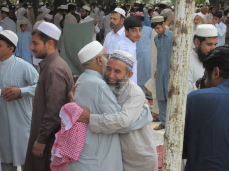 Foto de Pakistán, Peshawar: los musulmanes celebran Eid-al-Adha ofreciendo oraciones en una mezquita en Peshawar, Pakistán, el 25 de septiembre de 2015. - Imagen libre de derechos