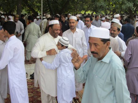 Téléchargez les photos : Pakistan, Peshawar : les musulmans célèbrent l'Aïd al-Adha en offrant des prières dans une mosquée à Peshawar, Pakistan, le 25 septembre 2015. - en image libre de droit