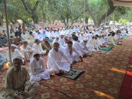 Foto de Pakistán, Peshawar: los musulmanes celebran Eid-al-Adha ofreciendo oraciones en una mezquita en Peshawar, Pakistán, el 25 de septiembre de 2015. - Imagen libre de derechos