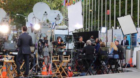 Téléchargez les photos : ÉTATS-UNIS, New York : Des équipes d'actualités télévisées diffusent près du siège des Nations Unies à New York avant le discours du Pape François aux Nations Unies, le 25 septembre 2015. - en image libre de droit