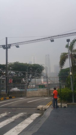 Téléchargez les photos : Bâtiment moderne et route à Singapour - en image libre de droit