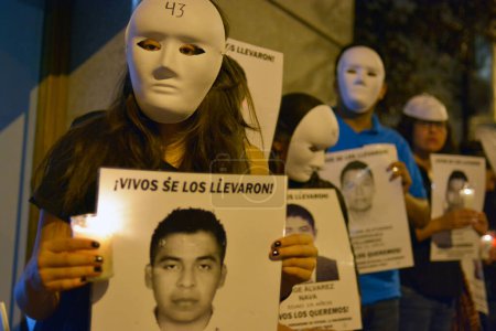 Téléchargez les photos : Madrid, enlèvement d'ayotzinapa, ambassade du Mexique, protestation - en image libre de droit