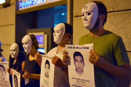Téléchargez les photos : Madrid, enlèvement d'ayotzinapa, ambassade du Mexique, protestation - en image libre de droit