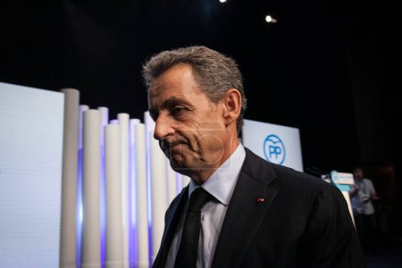 Téléchargez les photos : ESPAGNE, Barcelone : L'ex-président de la France Nicolas Sarkozy assiste à une réunion du Parti populaire espagnol le 25 septembre 2015, deux jours avant les élections législatives catalanes - en image libre de droit