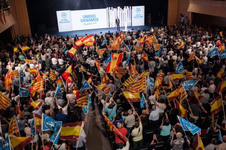 Téléchargez les photos : Barcelone - élection catalane - rassemblement populaire du parti - en image libre de droit