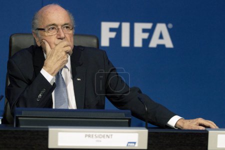 Téléchargez les photos : SUISSE, Zurich : Cette photo prise le 20 juillet 2015 à Zurich, Suisse, montre le président de la FIFA, Sepp Blatter, assistant à une conférence de presse au siège mondial du football. - en image libre de droit