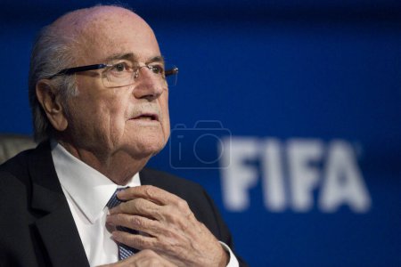 Téléchargez les photos : SUISSE, Zurich : Cette photo prise le 20 juillet 2015 à Zurich, Suisse, montre le président de la FIFA, Sepp Blatter, assistant à une conférence de presse au siège mondial du football. - en image libre de droit