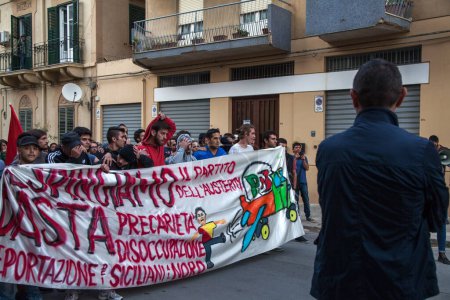 Téléchargez les photos : ITALIE, Palerme : Des affrontements éclatent à Palerme, en Italie - en image libre de droit