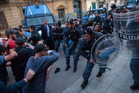 Foto de ITALIA, Palermo: Los enfrentamientos estallaron en Palermo, Italia - Imagen libre de derechos