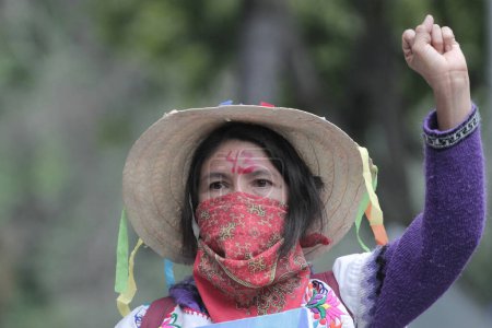 Téléchargez les photos : Mexique, Morelia : Des centaines de personnes défilent lors d'un rassemblement marquant le premier anniversaire de la disparition des 43 étudiants Ayotzinapa, à Morelia, au Mexique, le 26 septembre 2015 - en image libre de droit