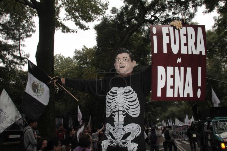 Téléchargez les photos : Mexique, Morelia : Des centaines de personnes défilent lors d'un rassemblement marquant le premier anniversaire de la disparition des 43 étudiants Ayotzinapa, à Morelia, au Mexique, le 26 septembre 2015 - en image libre de droit