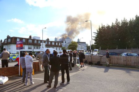 Téléchargez les photos : GRANDE-BRETAGNE, Londres : La fumée monte de la mosquée Baitul Futuh dans la banlieue de Morden à Londres, le 26 septembre 2015. - en image libre de droit