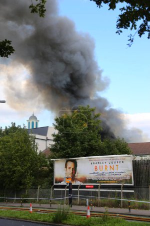 Téléchargez les photos : GRANDE-BRETAGNE, Londres : La fumée monte de la mosquée Baitul Futuh dans la banlieue de Morden à Londres, le 26 septembre 2015. - en image libre de droit
