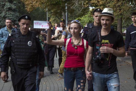 Téléchargez les photos : FÉDÉRATION DE RUSSIE, Moscou : Une vingtaine de personnes ont participé à une marche anti-guerre non autorisée dans le centre de Moscou le 27 septembre 2015. - en image libre de droit