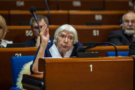 Foto de FRANCIA, Estrasburgo: Ludmilla Alexeeva, defensora de los derechos humanos rusa veterana, en el Palais de l 'Europe de Estrasburgo, el día de apertura de la sesión plenaria de otoño de la Asamblea Parlamentaria del Consejo de Europa (PACE) el 29 de septiembre de 2015 - Imagen libre de derechos
