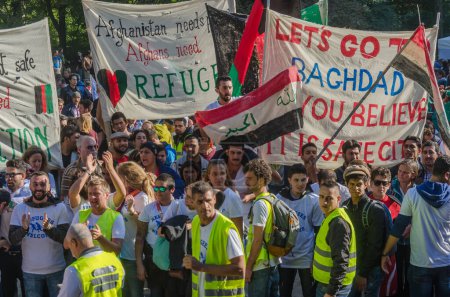Foto de Bélgica, Bruselas: 15.000 manifestantes llevan pancartas, pancartas y camisetas con eslóganes mientras asisten a un mitin de solidaridad para migrantes y refugiados en las calles de Bruselas, Bélgica, el 27 de septiembre de 2015 - Imagen libre de derechos