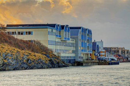 Foto de Los registros de Bronnoysund en la orilla del mar - Imagen libre de derechos