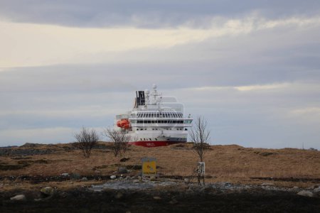 Téléchargez les photos : Vue panoramique du grand navire dans la mer - en image libre de droit