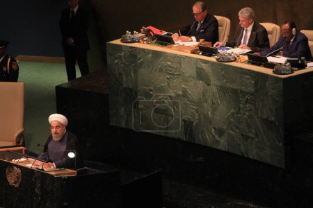 Téléchargez les photos : ÉTATS-UNIS, New York : Le président iranien Hassan Rouhani s'adresse à l'Assemblée générale des Nations Unies à New York le 28 septembre 2015. - en image libre de droit