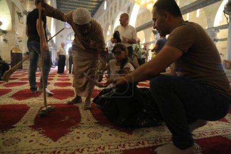 Téléchargez les photos : ISRAEL, Jérusalem : Les fidèles palestiniens nettoient l'intérieur de la mosquée al-Aqsa, le troisième site sacré de l'islam, à Jérusalem occupée, le 28 septembre 2015, après l'entrée des forces de sécurité israéliennes dans le bâtiment la veille. - en image libre de droit