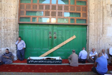Téléchargez les photos : ISRAEL, Jérusalem : Les fidèles palestiniens attendant des funérailles avec le cercueil de leur défunt sont empêchés d'entrer dans la mosquée al-Aqsa, le troisième site sacré de l'islam, à Jérusalem occupée le 28 septembre 2015 - en image libre de droit