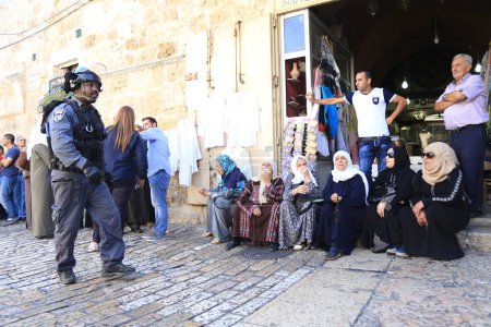 Téléchargez les photos : ISRAEL, Jérusalem : Des Palestiniens s'assoient et attendent devant la mosquée al-Aqsa, le troisième site sacré de l'islam, à Jérusalem occupée, le 28 septembre 2015, après l'entrée des forces de sécurité israéliennes dans le bâtiment la veille. - en image libre de droit