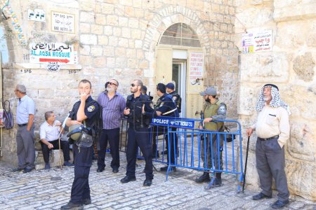 Foto de ISRAEL, Jerusalén: Las fuerzas de seguridad israelíes se encuentran en una barracada frente a la mezquita al-Aqsa, el tercer lugar más sagrado del Islam, en la Jerusalén ocupada el 28 de septiembre de 2015 después de haber entrado en el edificio un día antes. - Imagen libre de derechos