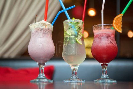 Téléchargez les photos : Trois cocktails sains sans alcool - en image libre de droit