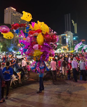 Foto de SAIGON, VIETNAM - FEBRUARY 02, 2014: Vibrant night scene at Luna - Imagen libre de derechos