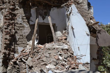 Foto de Yemen, Sanaa: Edificios destruidos o gravemente dañados se representan en la zona de al-Qassemi de la Ciudad Vieja de Sanaa el 29 de septiembre de 2015, - Imagen libre de derechos