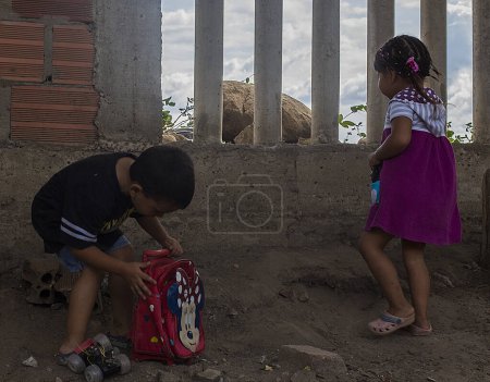 Foto de COLOMBIA, La Parada: deportados de Venezuela hace más de un mes, dos niños colombianos, que ahora viven en refugios temporales en el área de La Parada, cerca de Cucuta, Colombia, se ven jugando el 26 de septiembre de 2015. - Imagen libre de derechos