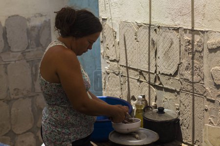 Foto de COLOMBIA, La Parada: Deportada de Venezuela hace más de un mes, una mujer colombiana, que ahora vive en un refugio temporal en el área de La Parada, cerca de Cucuta, Colombia, es vista el 26 de septiembre de 2015, en su cocina improvisada. - Imagen libre de derechos
