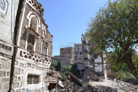 Téléchargez les photos : Yémen, Sanaa : Des bâtiments détruits ou lourdement endommagés sont photographiés dans le quartier Al-Qassemi de la vieille ville de Sanaa le 29 septembre 2015, - en image libre de droit
