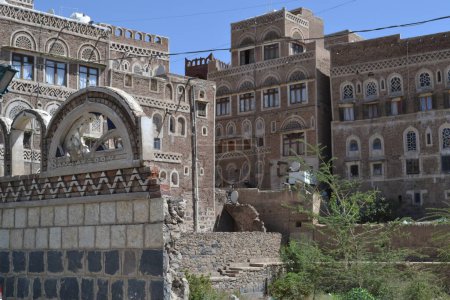 Téléchargez les photos : Yémen, Sanaa : Des bâtiments détruits ou lourdement endommagés sont photographiés dans le quartier Al-Qassemi de la vieille ville de Sanaa le 29 septembre 2015, - en image libre de droit