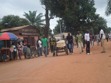 Téléchargez les photos : RÉPUBLIQUE CENTRALE AFRICAINE, Bangui : Des hommes portent un cercueil dans une rue du 2e arrondissement de Bangui, le 30 septembre 2015 - en image libre de droit