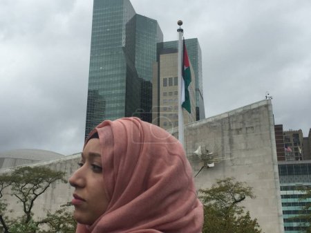 Téléchargez les photos : Etats-Unis, New York : Une femme assiste pour la première fois au lever du drapeau palestinien au siège des Nations Unies à New York le 30 septembre 2015. - en image libre de droit